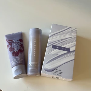 Hudvårdsprodukter från Fenty Skin - Säljer tre fantastiska produkter från Fenty Skin! Inkluderar Cherry Dub Superfine Face Scrub i en snygg lila tub med körsbärsdesign, Melt Awf Cleanser i en stilren lila flaska, och Hydra Vizor Moisturizer i en elegant förpackning. Perfekt för att hålla huden fräsch och återfuktad. 🌟
