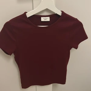 Vinröd croppad topp - Snygg vinröd croppad topp från Gina tricot i st.S, ej kommit till användning 