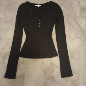 Tommy Hilfiger tröja  - Andvänd 1-2 ggr, bra skick, bra kvalite 