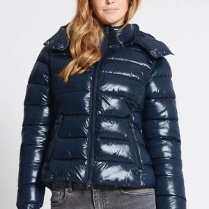 Mörkblå ”Nikki” Jacka från Lager 157 - Mörkblå ”Nikki” Jacka från Lager 157, Storlek S, Helt ny och oanvänd säljer då jag beställde 2 olika storlekar