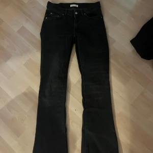 Lågmidjade jeans  - Snygga lågmidjade jeans från Gina Tricot, jag har sytt om de så de är extra lågmidjade! Använda en gång, säljer pågrund av att de inte kommer till användning. 