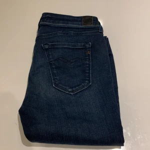 Mörkblå jeans från Replay - Säljer ett par snygga mörkblå jeans från Replay i storlek 28/30. Perfekta för både vardag och fest! 🕺