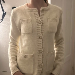Zara stickad kofta - Bra skick , jätte fin stickad kofta med fina detaljer 