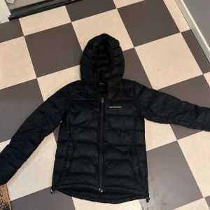 Svart peakperformance dun jacka  - Det är en svart peakperformace jacka i storlek S med 2 små hål i vardera arm (som syns på bilderna) den e varm och ser snygg ut både på kille och tjej. Priset är ej hugget i sten! Nypris 1500kr