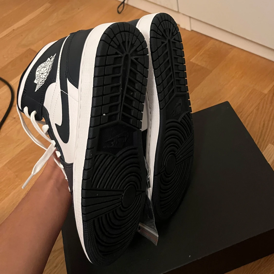 Nike Air Jordan 1 Mid i svart/blå och vit - 90