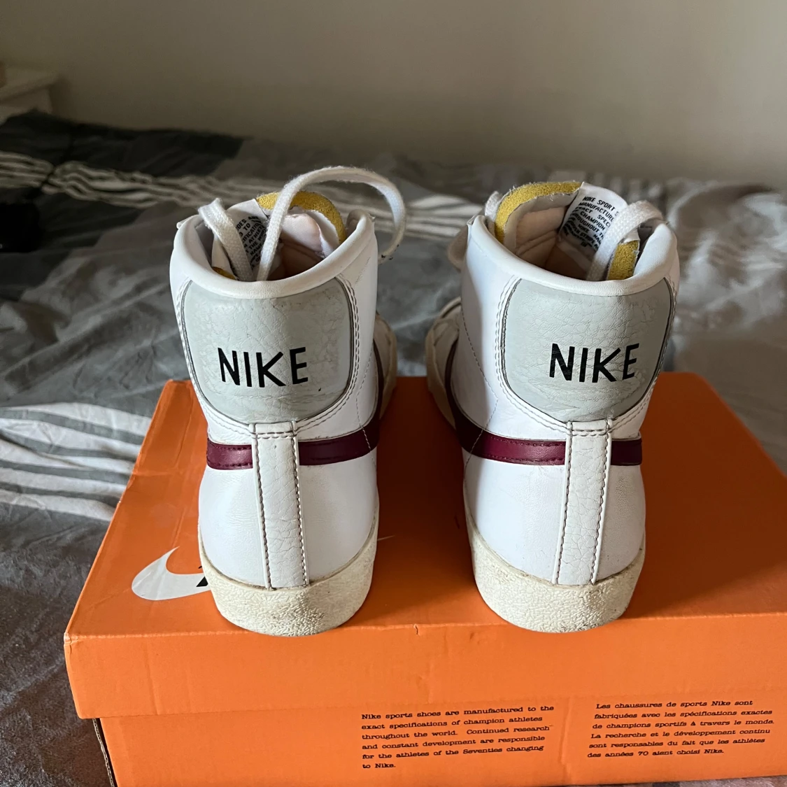 Nike Blazer Mid sneakers i vitt och vinrött - 91