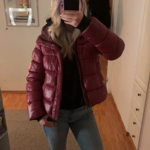 Superdry vinter jacka  - Mycket bra skick, har använt några gånger under vintern men inga fläckar eller defekter. Jätte varm och mysig nu till vintern, ny pris 1099.