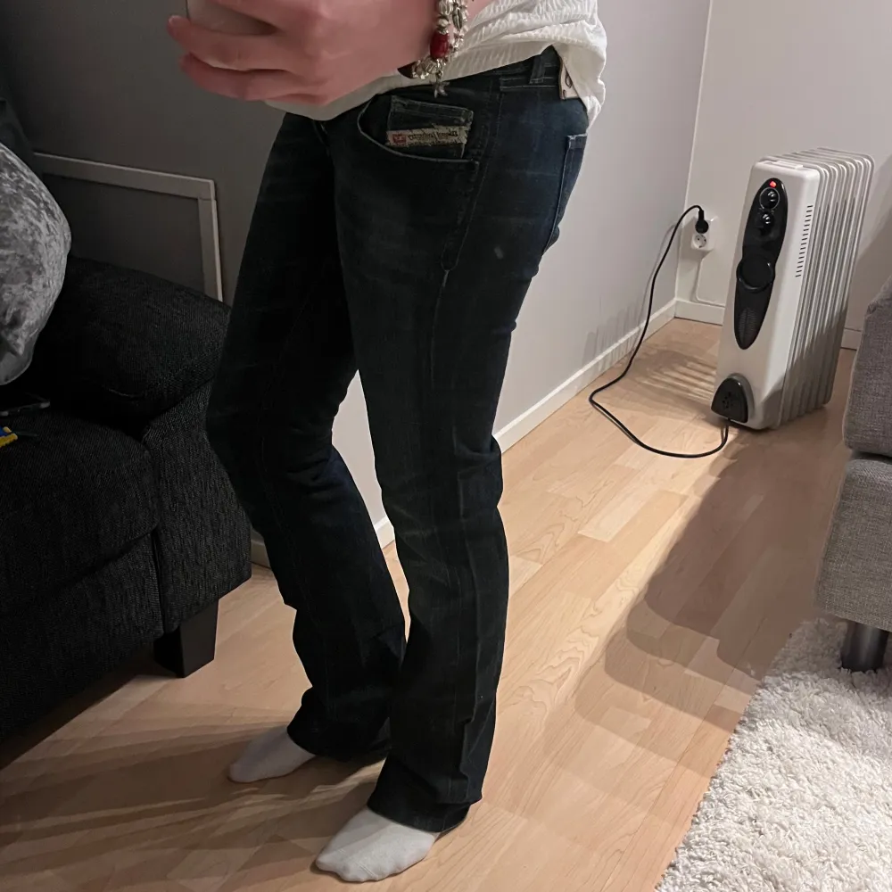 Ett par low waist diesel bootcut jeans i modell 78 som är mörkblåa! Köpta från zalandos secondhand för 600 kr❤️Sitter tyvärr för tajt på mig, skriv om frågor!!. Jeans & Byxor.