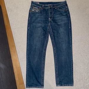 True Religion Jeans (ⓀⓄⓅⒾⒶ) - Blåa True Religion Jeans / Bra skick / ⚠️NOTERA ATT DESSA ÄR EN ⓀⓄⓅⒾⒶ ⚠️