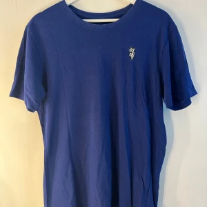 Blå tröja Nike - Blå tröja från Nike. Hel och ren. Storlek M