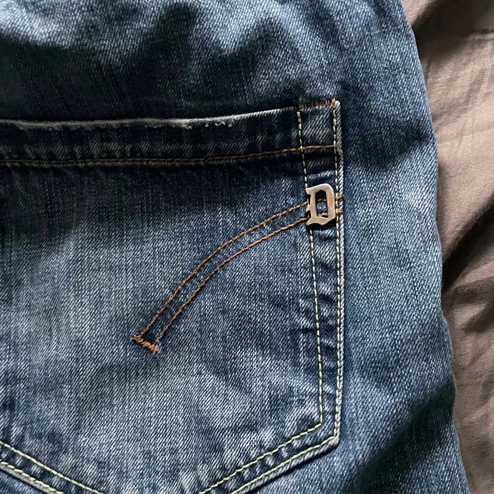 Säljer ett par dondup jeans som är i ett väldigt bra skick! Dom är i storlek w34 men sitter som 32. Jag säljer dom pga av att dom är för små för mig därav priset! Hör av er för minsta fundering!. Jeans & Byxor.