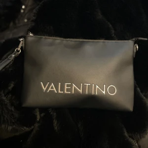 Valentino - Jätte fin och ganska stor, du får med band till väskan också😊