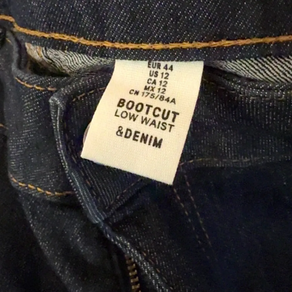 Säljer ett par snygga mörkblå bootcut jeans från märket &Denim i storlek 44. Lågmidjade. Använda ett par gånger men är i bra skick! Små i storlek!. Jeans & Byxor.