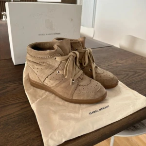   Isabel Marant  - Säljer ett par snygga beigea Isabel Marant i modellen Bobby.  Skorna är i bra skick och kommer med originalpåse.🤍