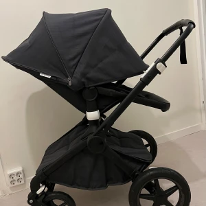 Bugaboo Fox Stellar Limited Edition - Min absoluta favorit vagn söker nytt hem!                     Det som ingår: •Komplett Vagn med ligg och sittdel •Ett regnskydd •Adapter för babyskydd •Mugghållare  •Transportväska för hela vagnen.                                  Priset kan diskuteras och snabb affär prioriteras.  https://www.blocket.se/annons/1207949746 