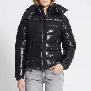 Lager 157 jacka  - Liknar moncler och är helt slutsåld, super eftertraktad🤍 helt ny med prislapp 