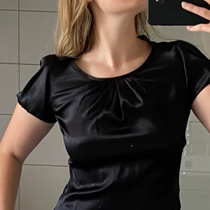 Svart blus - Silkig svart blus från mango