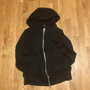 Moose Knuckels zip  - Säljer min Moose knuckels då jag behöver nya kläder. Kvitto och original påse medföljer. hör av er om ni har några frågor. fraktar eller möts upp i halmstad. nypris- 3499