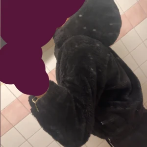 Svart teddyjacka - Mysig svart teddyjacka i mycket bra skick. Perfekt för kalla dagar med sin fluffiga och varma design. Jackan har en dragkedja framtill och långa ärmar. Den är både stilren och bekväm, vilket gör den idealisk för höst och vinter. Är i bra skick och smutset är på spegeln.