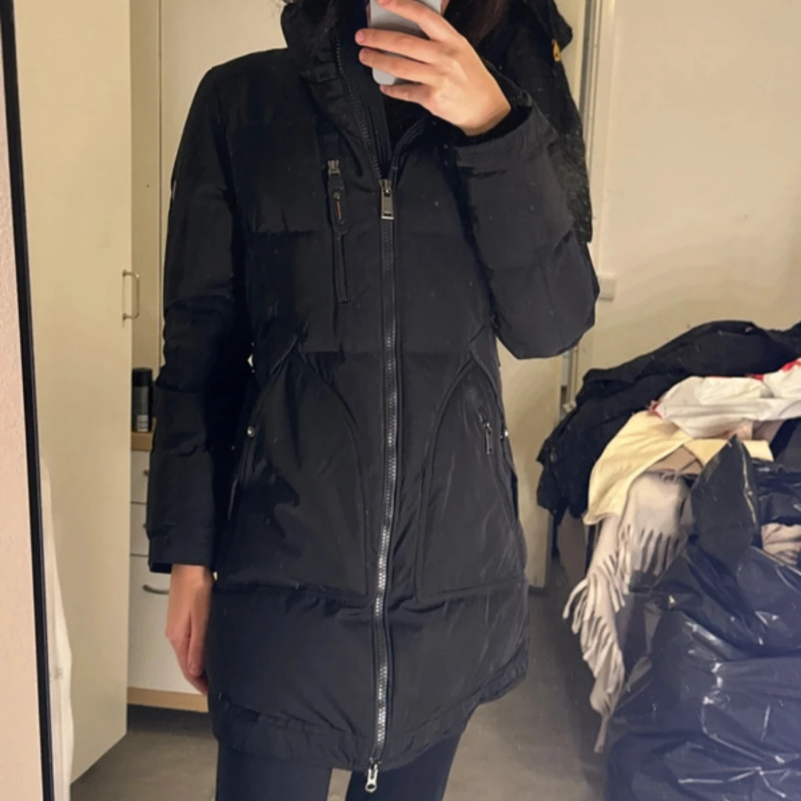 Svart lång dunjacka