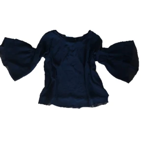 Cool tröja - Fin tröja med breda ärmar tyget är genomskinlig men med en svart tjockt tyg underst:) kontakta gärna innan köp🫶🏻