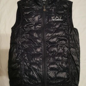 EA7-väst (mörkblå) stl XS - Väst i stort sett aldrig använd innan den blev för liten. Är i nyskick.