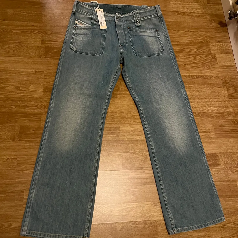 Helt nya ljusblåa jeans från Diesel i storlek W33 L32 , köpta för minst 25 år sedan. Jeans & Byxor.