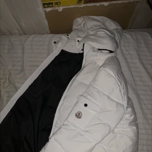 Vit Moncler Maya - En vit moncler jacka nästan helt ny säljer då den inte passar mig kommer i en dustbag som är orginal passar nog 185 - 195 vid frågor vänligen skriv 👍
