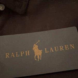 Raplh lauren skjorta  - Säljer min svarta raplh lauren skjorta som är nästan i helt nytt skick och än väldigt enkel att matcha. Funkar på dagen och på fäst/gäda. Priset sitter inte i sten så de går att diskutera. Skickar snabbt om du köper. 