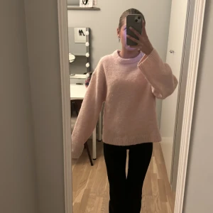 Rosa stickad tröja från Gina Tricot - Mysig rosa stickad tröja från Gina Tricot i storlek XS. Tröjan har en  rund hals och långa ärmar. Passar perfekt till både vardag och mysiga hemmakvällar. 💖 Köpte för 400 kr. Använd fåtal gånger, pris går att diskutera 