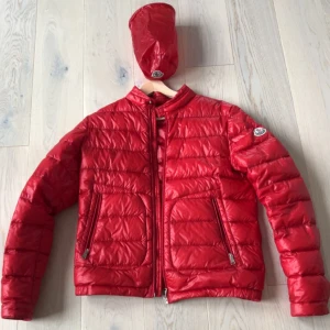 Monclar acorus - Säljer sjukt snygg monclar acorus den är 9/10 inte någon fläck eller hål den är endast använd några gånger kan även bevisa att den är äkta, jag på bilden är 179 väger ungefär 55, samt man får med en liten påse till den ! Pm vid frågor 😁ligger även ute på monclar talk där den är legit checkad av moderator på moncler talk på Facebook 