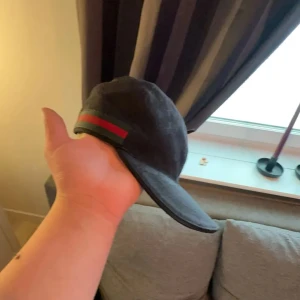 Gucci keps  - Säljer en Gucci keps den har används ett tag men den e i bra skick nypris 4900kr jag ska sälja den för 1300kr byte går det bra oxå o göra 
