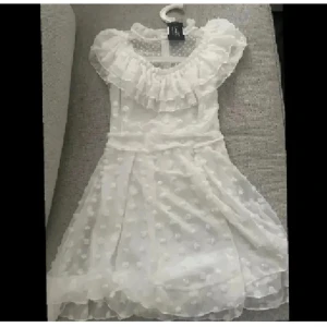 Vit klänning - Jättesöt vit klänning som jag planerade att ha på min student men ändrade mig i sista sekund. Aldrig använd endast testad, ny med prislapp.  Dragkedja i ryggen. Storlek S men passar S-XS. Köptes för 599kr