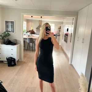 Svart långklänning - Jättefin svart klänning från Shein. Aldrig använd. Står ingen storlek i men skulle gissa på runt 38.💕