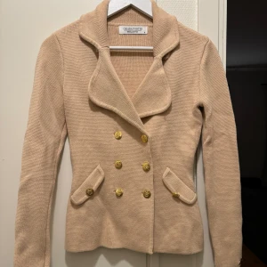 Cardigan nudefärgad - Superfin cardigan, nudefärgad, storlek S, inga fel på den, en knapp på fickan är lite lösare, men går att sy den lite tightare. 