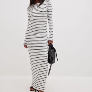 Randig klänning - Randning klänning från Nakd, använd två ggr. Tycker den är för kort för mig så vill bli av med denna!  Jätteskönt material annars, sitter som en smäck. Har en urringning bak i ryggen, samt en slits längs med vänster ben. Nypris 599kr