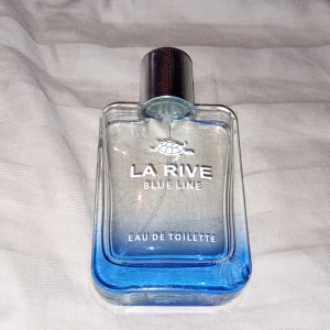 La rive blue line parfym  - Säljer en la rive blue line parfym. Men dock är det cirka 1/3 del kvar i flaskan och det finns en liten skada på flaskan men annars helt bra 