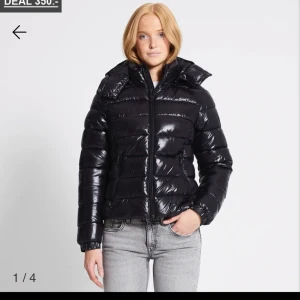 Svart pufferjacka lager 157 nikki - Säljer den populära lager 157 jackan nikki i färg svart och storlek M. M var lite för stort för mig. Nytt skick bara testad.💕