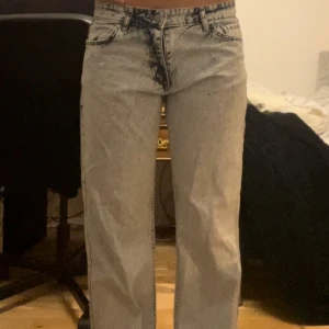 Ljusblå jeans i baggy stil - Säljer ett par ljusblå jeans som är baggy. De är högmidjade. Perfekta för en avslappnad look och passar till alla säsonger. De är i bra skick och redo för en ny ägare!