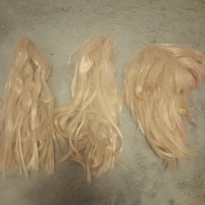 Junko wig  - Gammal, klippte av hälften av tofsarna 