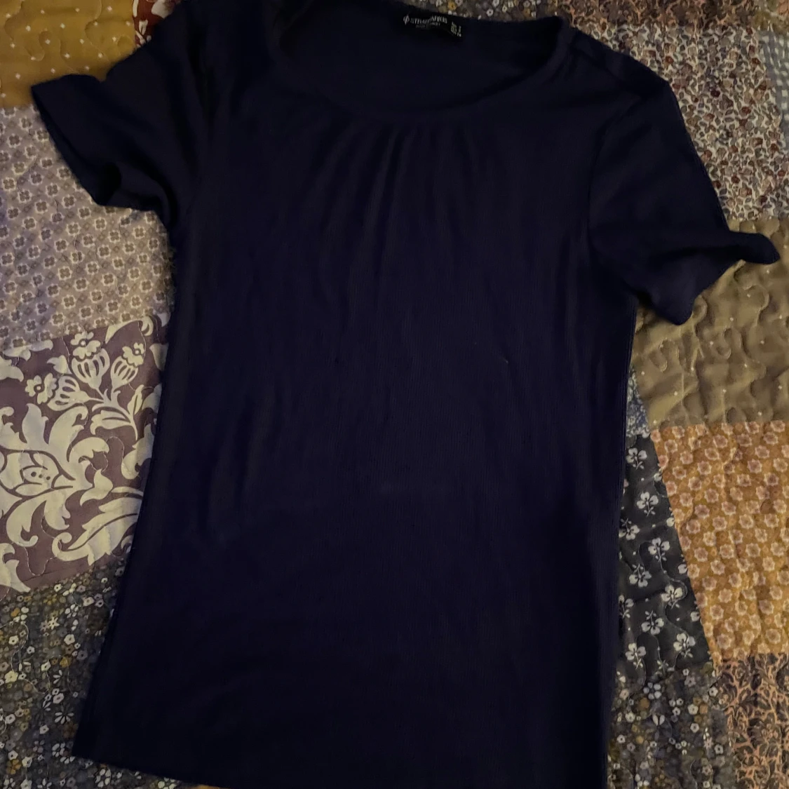 Mörkblå ribbad topp från Stradivarius