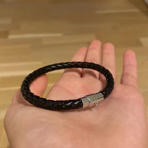 Spanskt svart läder armband  - Väldigt bra skick. Den har en magnet så att den är enkel att sätta på sig. Passar till många åldrar men skulle rekomendera 13-16 beroende på hur stor arm man har. 