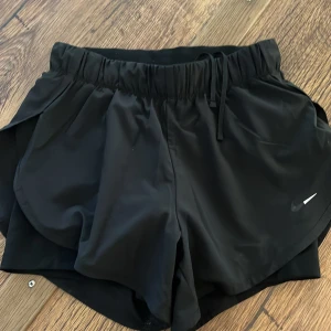 Dubbelshorts - Ett par shorts med hotpants inne. Super sköna. Obs! Nike märket är nästan borta.  
