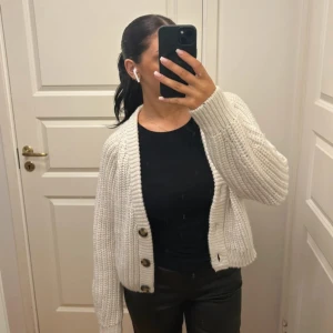 V-ringad stickad kofta från H&M - Väldigt bra material, tjock och värmande. Ribbstickad kofta med knappar fram. Sparsamt använd, köpt för 349kr