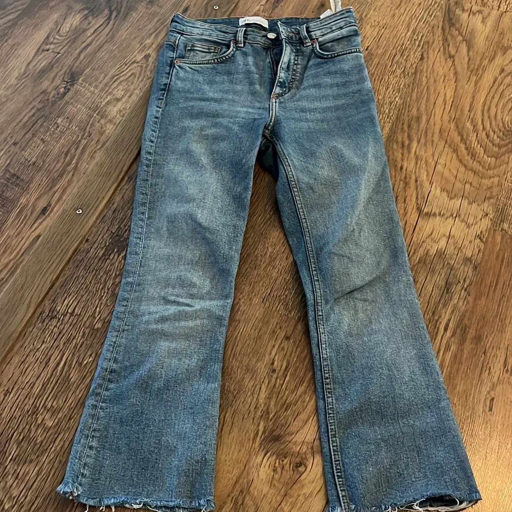 Säljer ett par snygga blå bootcut jeans i bra skick. De har en klassisk femficksdesign och en bekväm passform. Perfekta för både vardag och fest! 🕺. Jeans & Byxor.