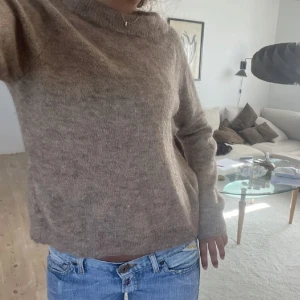 Mochair blend tröja HM!! - Säljer denna trendiga tröja från hm!! mysig brun stickad tröja i mycket bra skick. Perfekt för höst😍