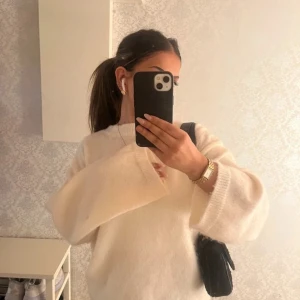 Vit stickad tröja - Mysig vit stickad tröja som jag nu säljer då jag fick en liknande i present. Köpte för 400:- på Vinted och använd ett fåtal gånger. Bilder lånade från ursprungliga säljaren som knappt använt den heller. Inga lappar finns i så märke och material vet jag inte. Skulle säga att den sitter som en stor S.