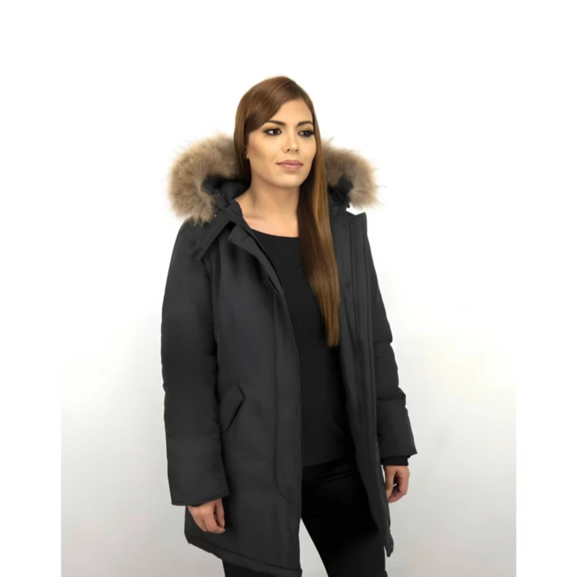 Svart parkajacka med pälsdetalj