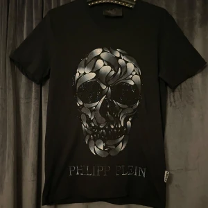 Philipp Plein T-shirt - Philipp plein t-shirt i jätte fint skick. Den är såklart äkta och har inga fläckar eller hål. Kontakta gärna vid frågor.