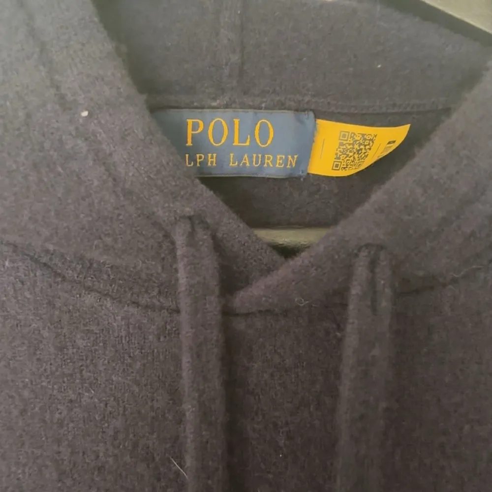 Säljer en stilren svart hoodie från Ralph Lauren. Den är i mycket bra skick och har en klassisk design med dragsko i huvan och det ikoniska logotypbroderiet på bröstet. Storlek s men passar. M väldigt bra också. Stickat.